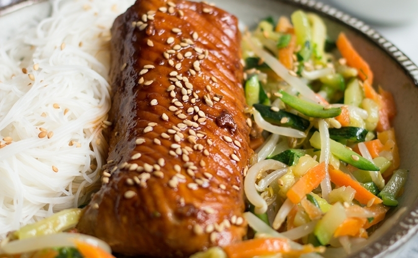 Łosoś teriyaki z makaronem ryżowym i warzywami z woka